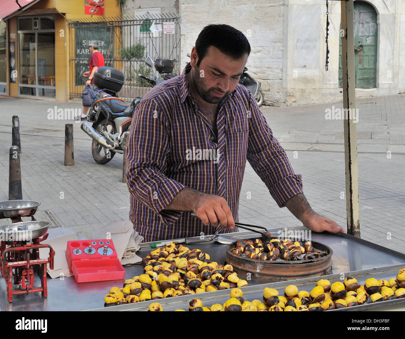 Geröstete Kastanien Verkäufer auf Istiklal Caddesi, Istanbul, Türkei-130916 31599 Stockfoto