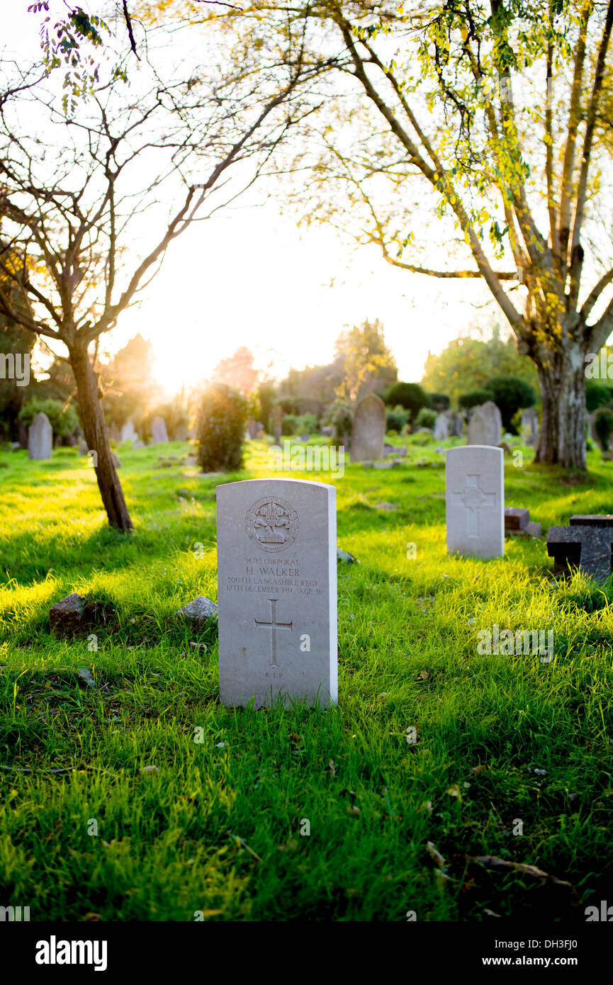 Das Grab H Walker von der South Lancashire Reserveoffizier starb am 17. Dezember 1914 unter den Gräbern auf dem Hill Lane cemetery Stockfoto