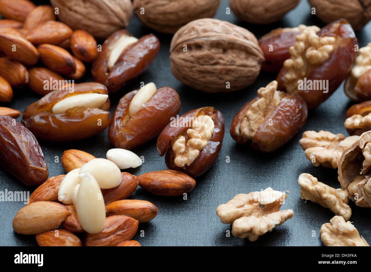 Getrocknete Datteln gefüllt mit Mandeln/Nüssen. Stockfoto