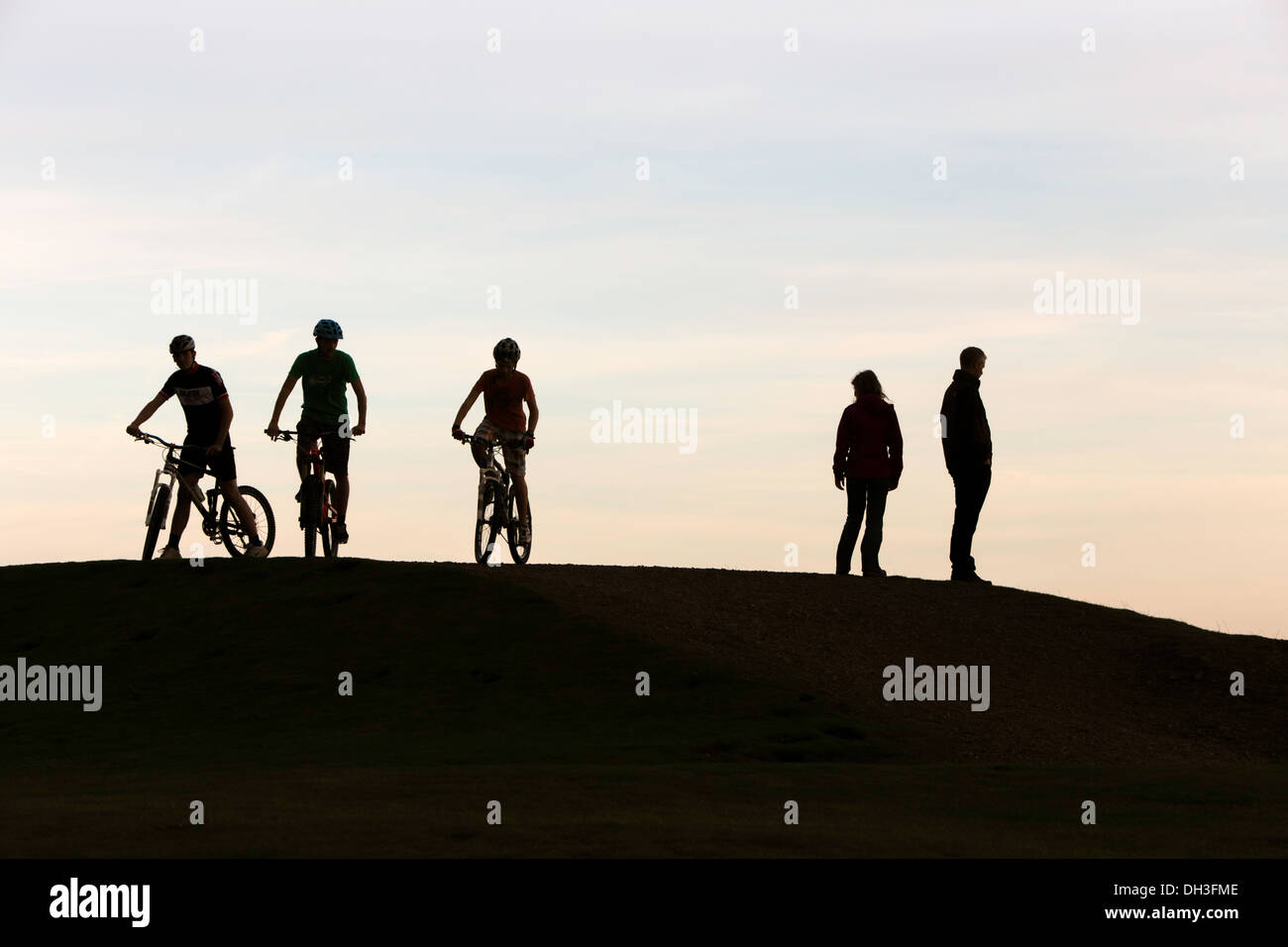 Silhouette der Wanderer und Mountainbiker auf Hügel, England, UK Stockfoto