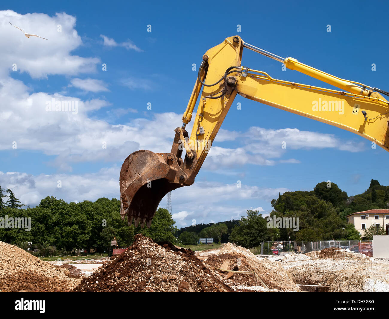 gelbe Bagger auf der Baustelle arbeiten Stockfoto