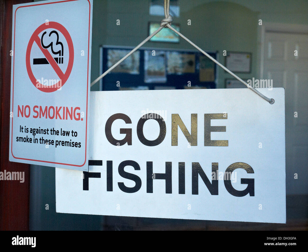 Weg Angeln ohne Rauchen Zeichen im Schaufenster UK Stockfoto