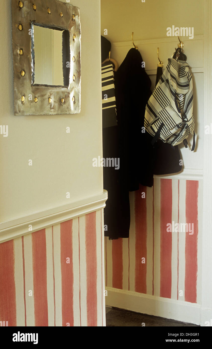 Metallspiegel An Wand Mit Rot Weiss Gestreifte Tapete Auf Hohe In Halle Mit Messing Haken Hangen Mantel Dado Stockfotografie Alamy