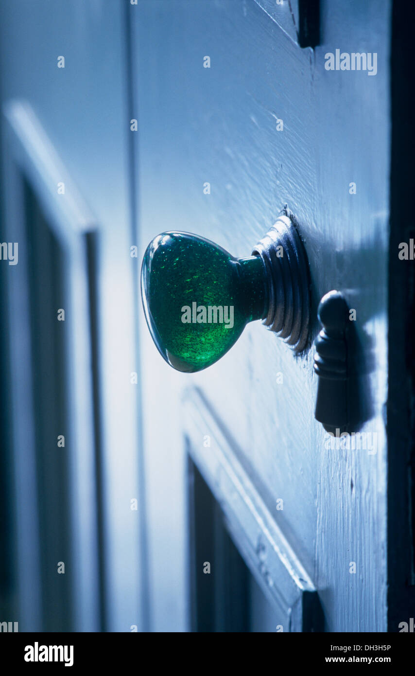 Nahaufnahme von grünem Glas Türgriff auf blaue Tür Stockfoto