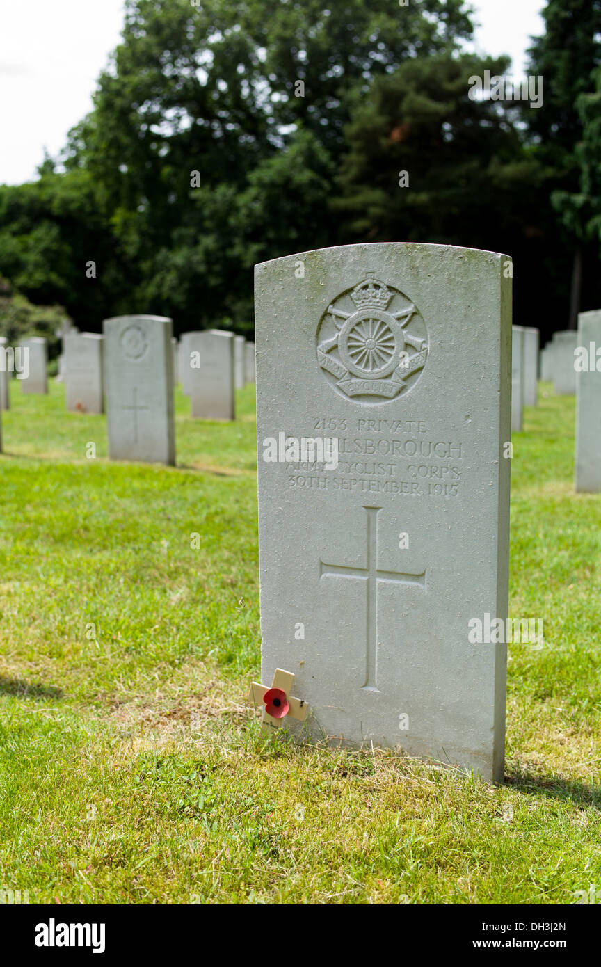 Das Grab von RE Bilsborough des Radfahrers Armeekorps verstorbenen im 1. Weltkrieg geprägt durch eine einzelne Mohnblume Stockfoto