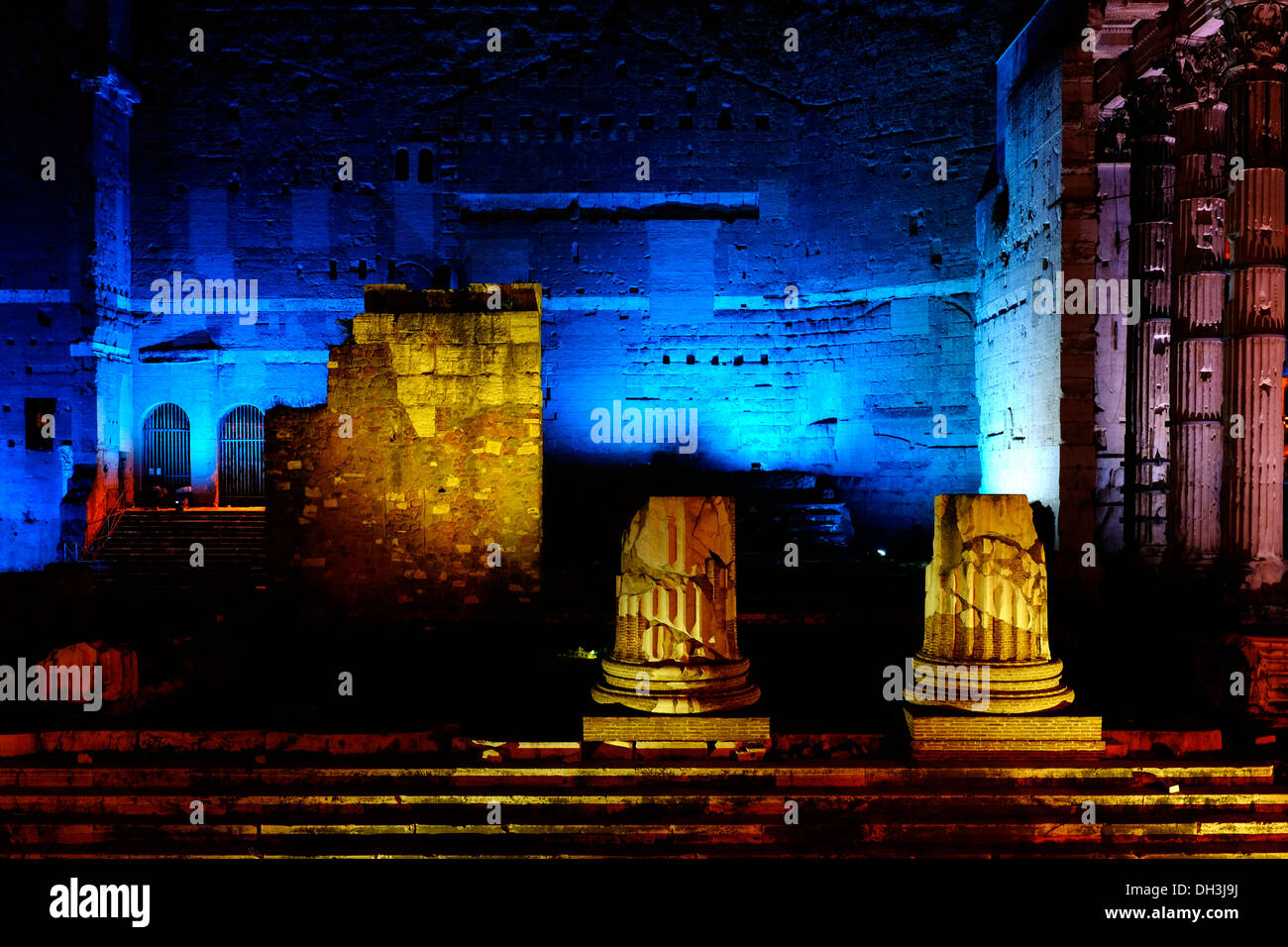 Bleibt der Tempel des Mars Ultor im Forum des Augustus in der Nacht, Rom Italien Stockfoto