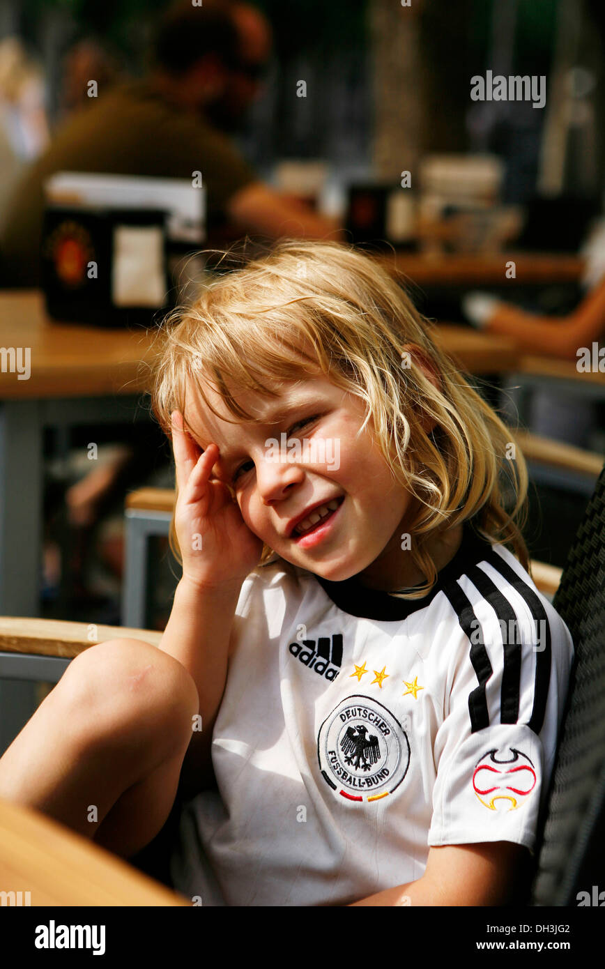 Blonde Junge, 3, trägt ein Deutschland T-shirt von der Weltmeisterschaft 2006 Stockfoto