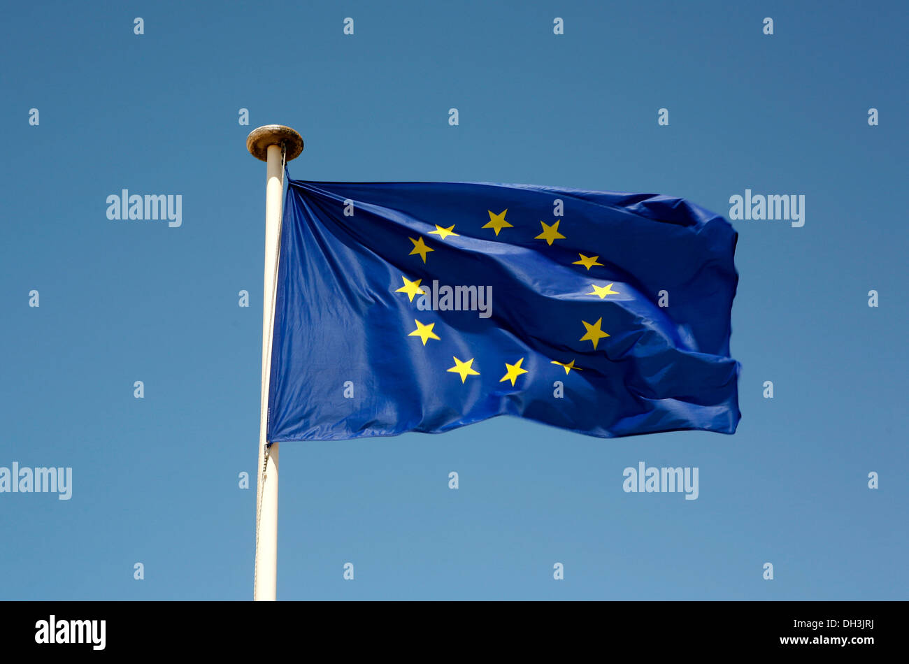 Europäische Flagge vor blauem Himmel Stockfoto