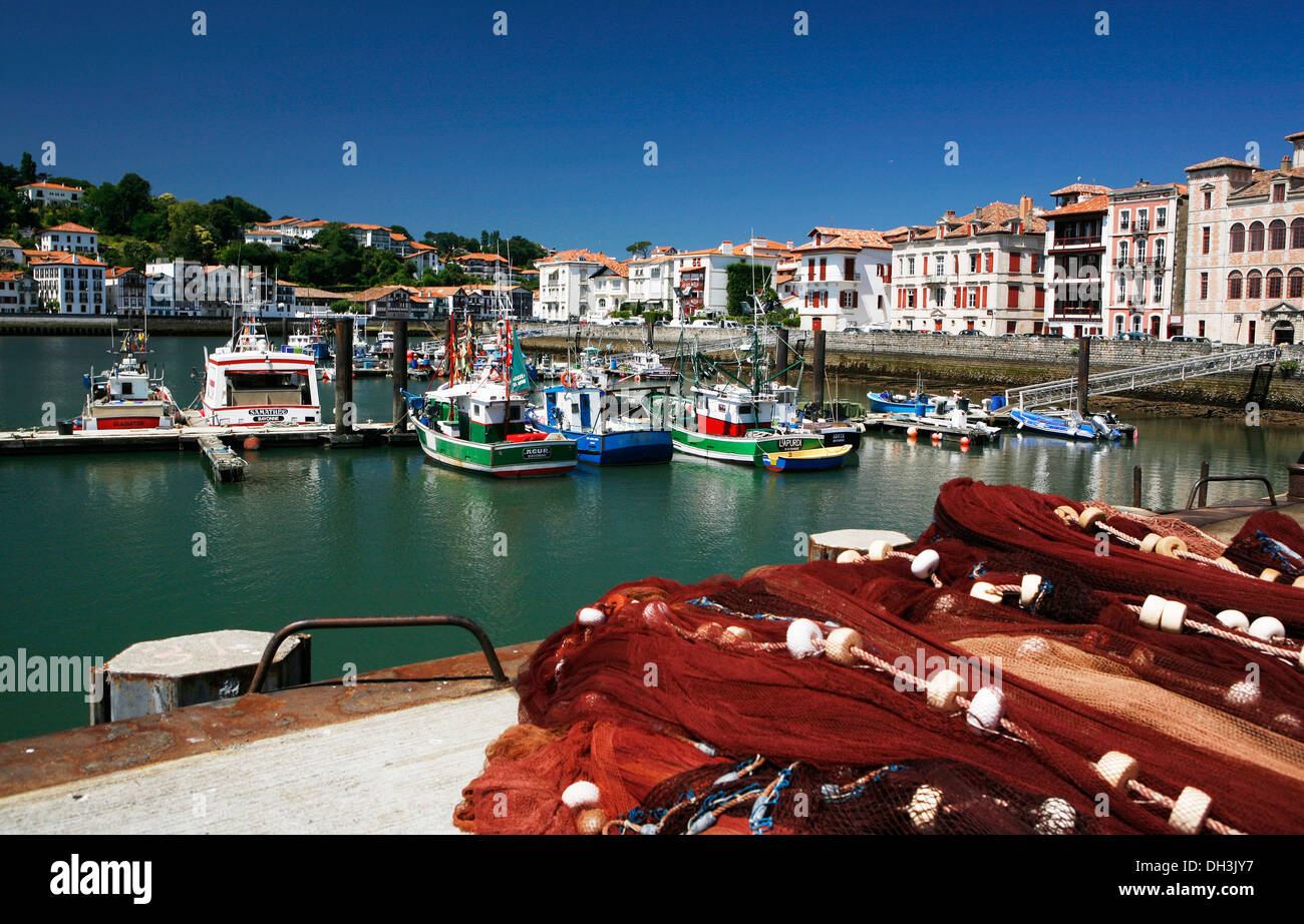 Angeln Boote und Fischernetze in den Hafen von Saint-jean-de-Luz, auf Baskisch: donibane lohizune, Pyrenäen, Aquitaine Stockfoto