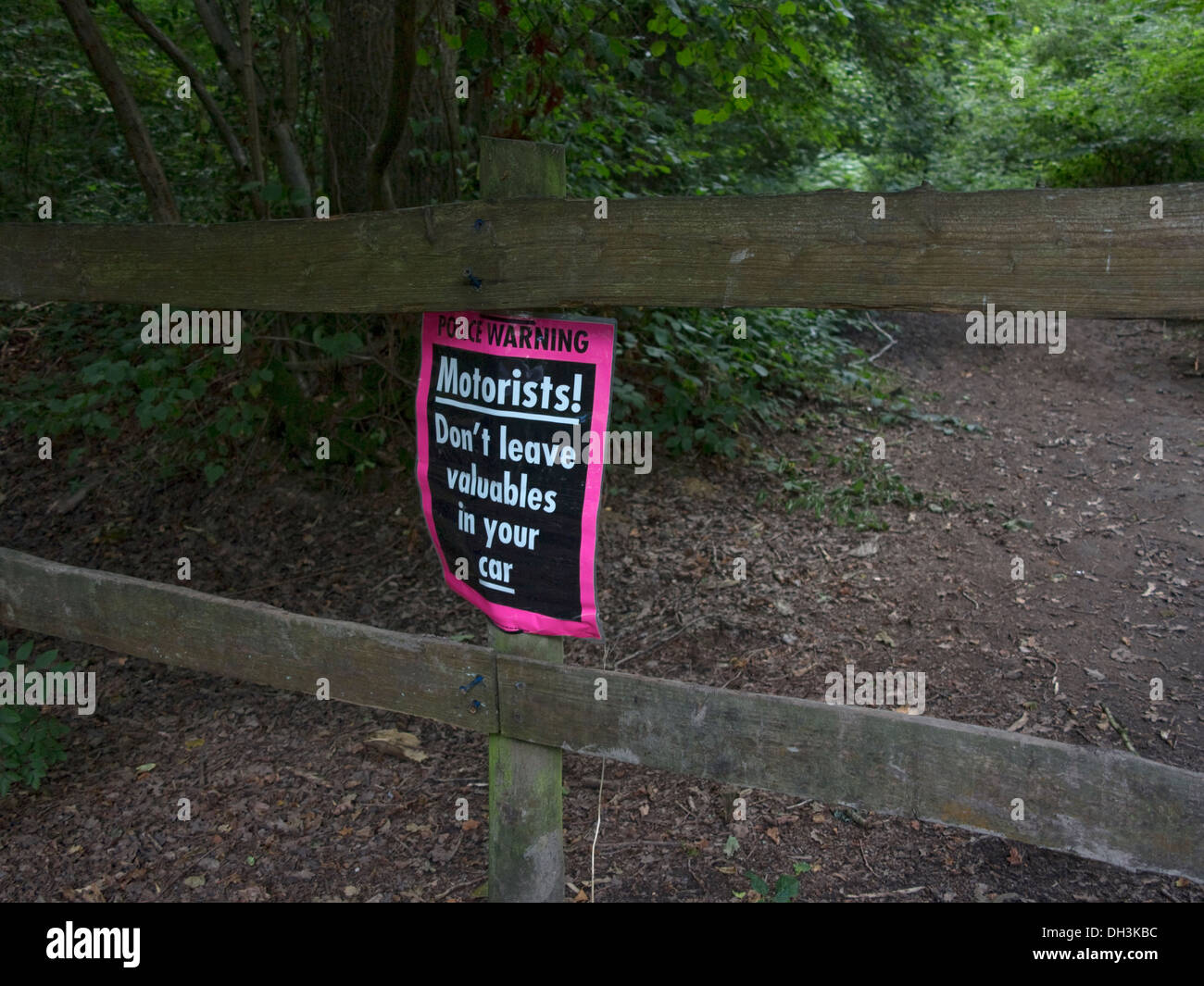 Polizei Schild Achtung Autofahrer nicht für Wertsachen im Auto lassen Sie an Ort und Stelle, in der Nähe der bewaldeten Schönheit Plumpton, West Sussex, England, Großbritannien Stockfoto