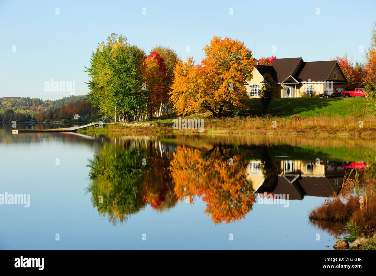 Herbststimmung, reflektiert herbstlich gefärbten Bäume im Wasser, Reserve Faunique de Papineau-Labelle Nature Reserve, Quebec, Kanada Stockfoto