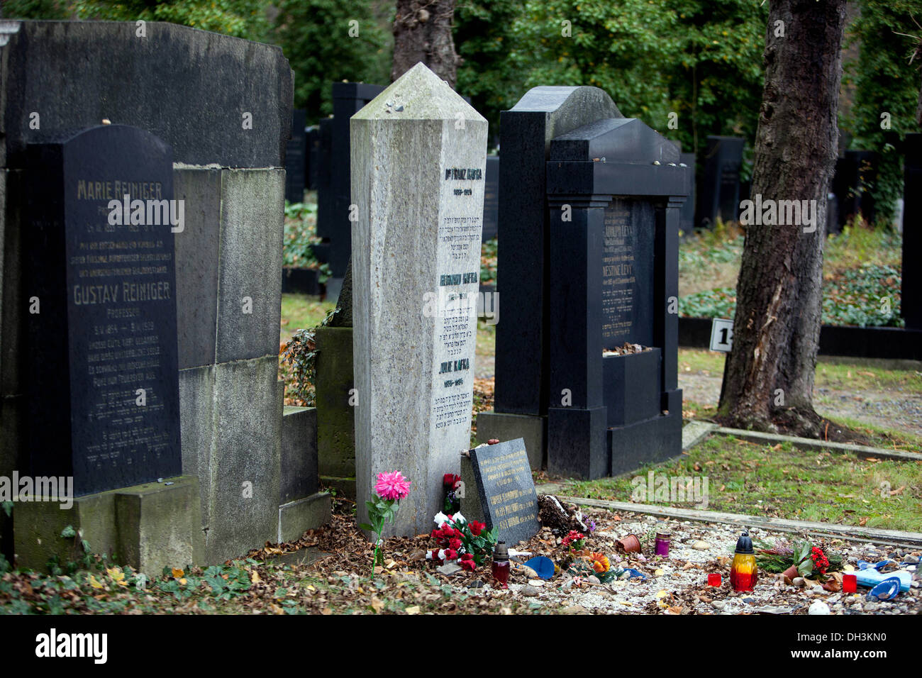 Franz Kafka Prager Grab auf dem Neuen Jüdischen Friedhof, Olsany, Zizkov, Prag, Tschechische Republik Franz Kafka Grab Stockfoto
