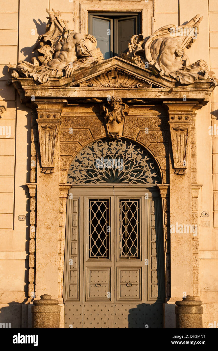 Reich verzierte Tür, Palazzo della Consulta Gehäuse der oberste Gerichtshof Italiens auf dem Quirinal Platz, Rom, Italien Stockfoto