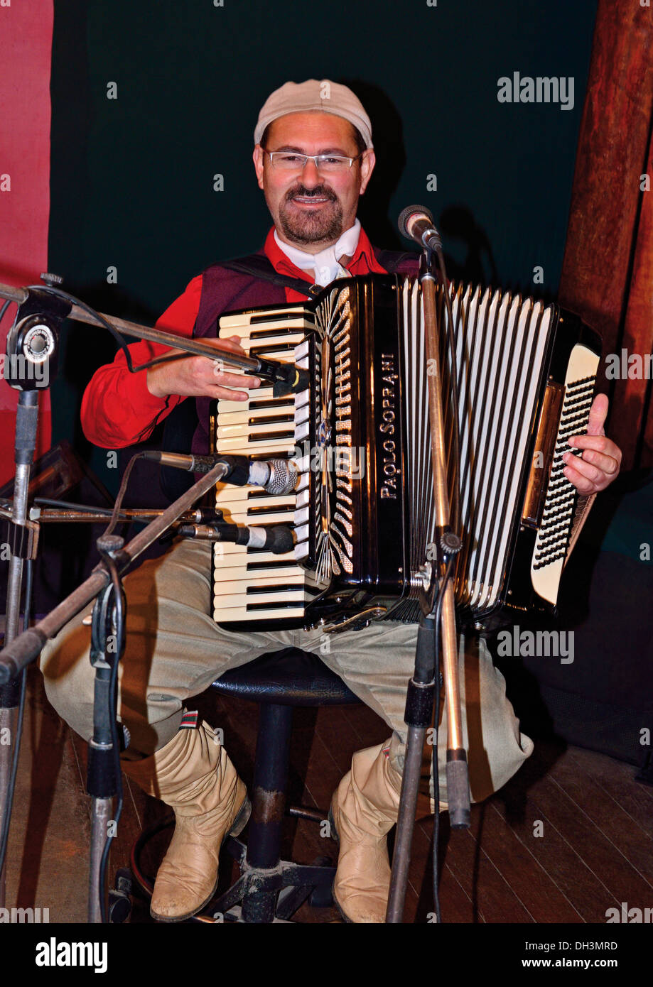 Brasilien, Porto Alegre: Akkordeon-Spieler während der traditionellen "Gaúcho" Show im Restaurant Galpao Criolo Stockfoto