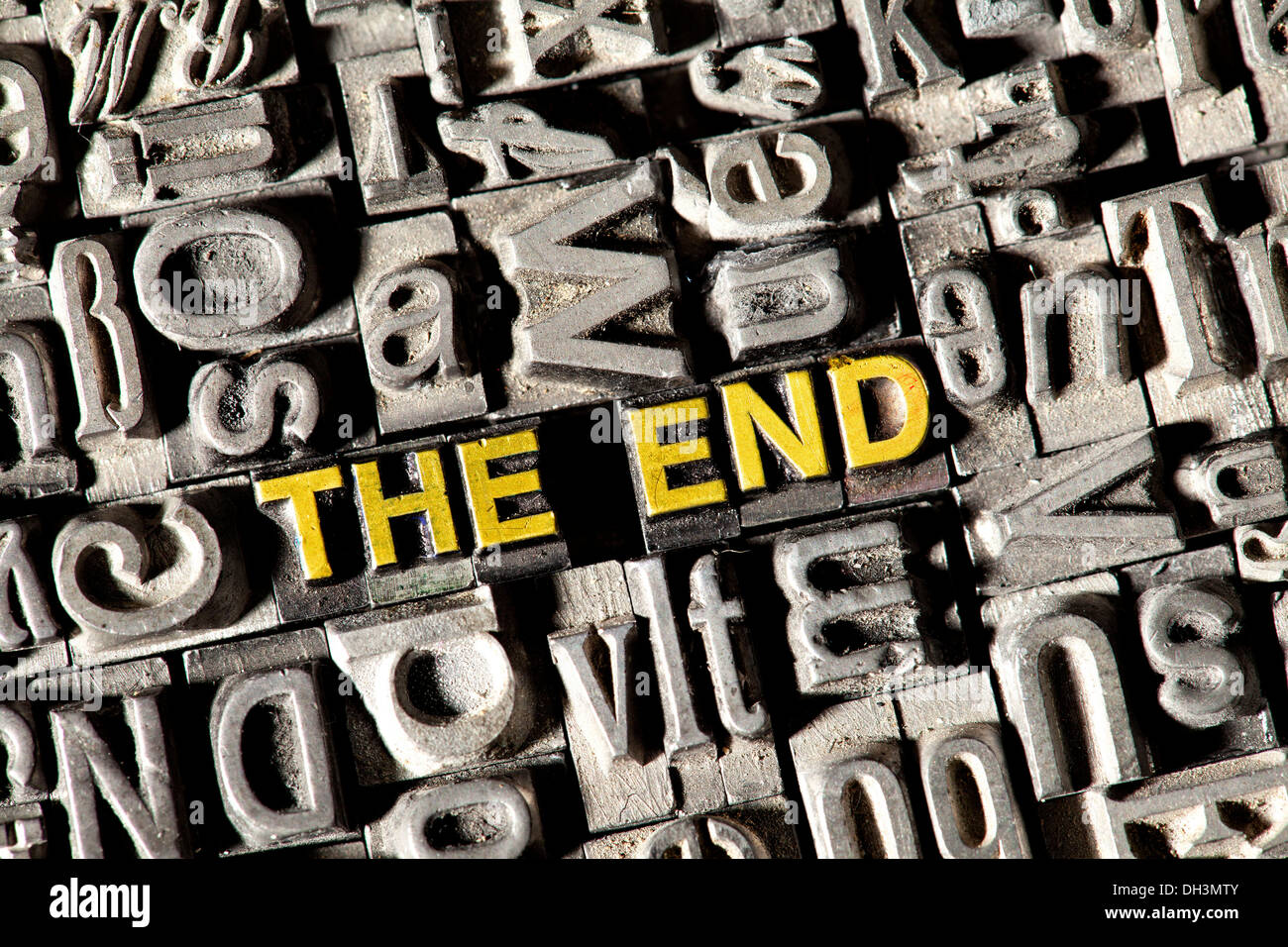 Alten Bleilettern bilden die englische Worte "THE END" Stockfoto