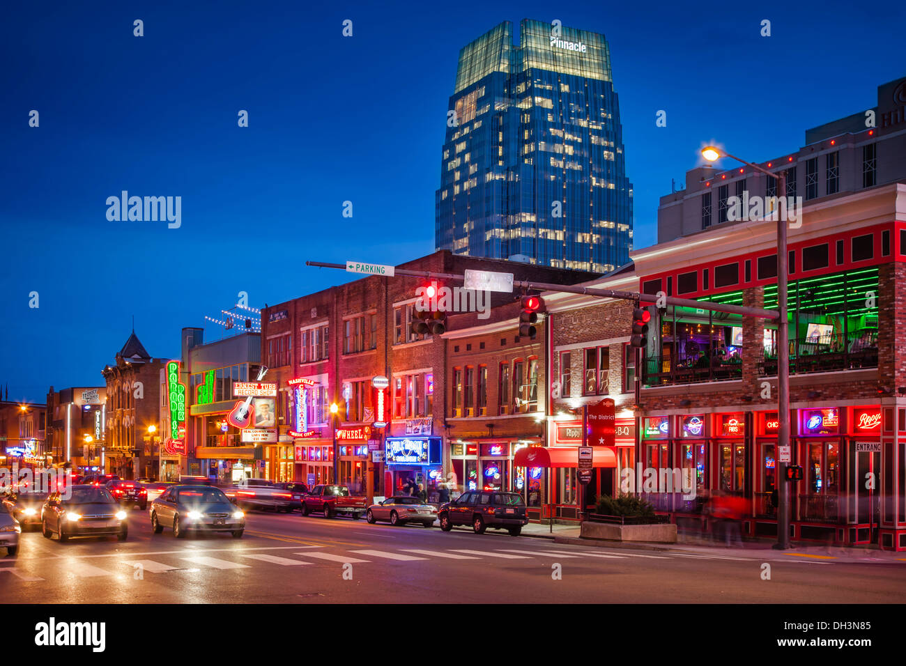 Dämmerung über Broadway Street in der Innenstadt von Nashville Tennessee, USA Stockfoto