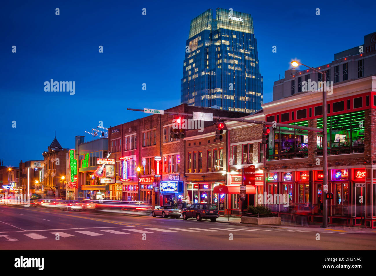 Dämmerung über Broadway Street in der Innenstadt von Nashville Tennessee, USA Stockfoto