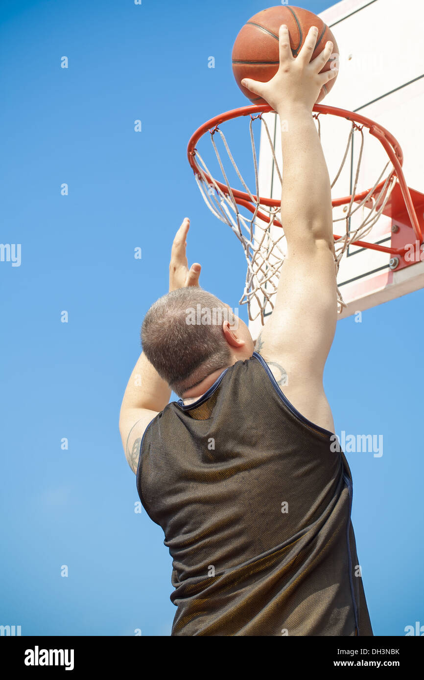 Basketball Spieler werfen den ball Stockfoto