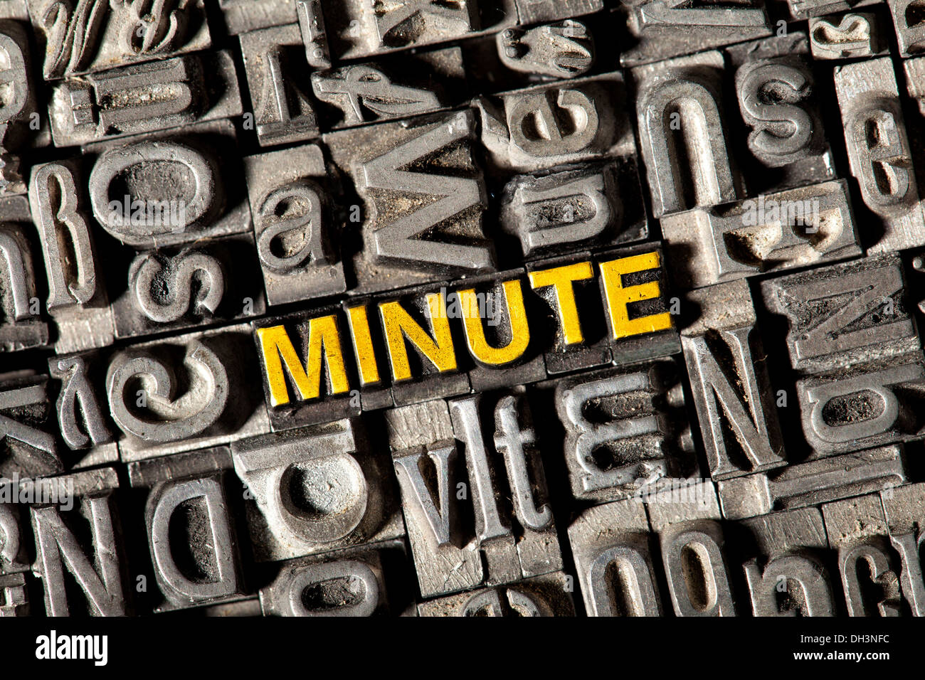 Alten führen Buchstaben bilden das Wort "MINUTE" Stockfoto
