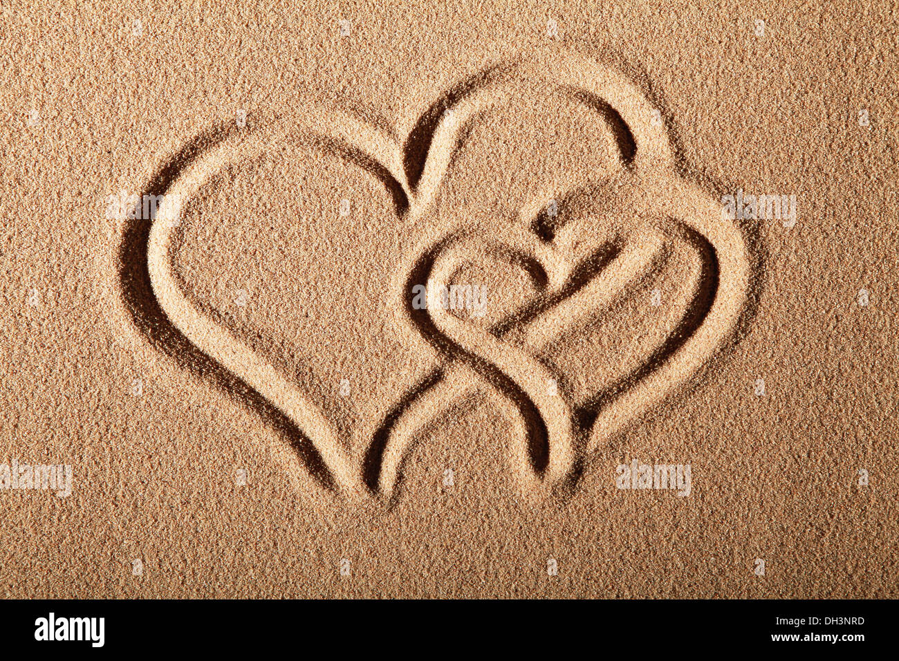 Zwei Herzen in Sand gezeichnet Stockfoto