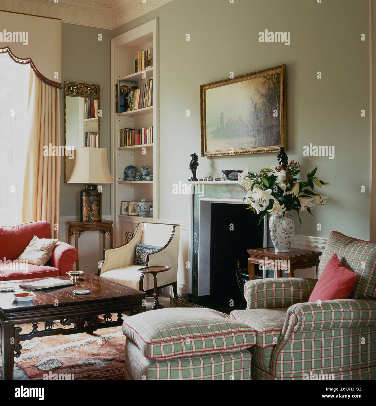 Gestreifte gepolsterte Sessel und passenden Hocker in blass grün Wohnzimmer  mit Alkoven Regale und Mahagoni Couchtisch Stockfotografie - Alamy