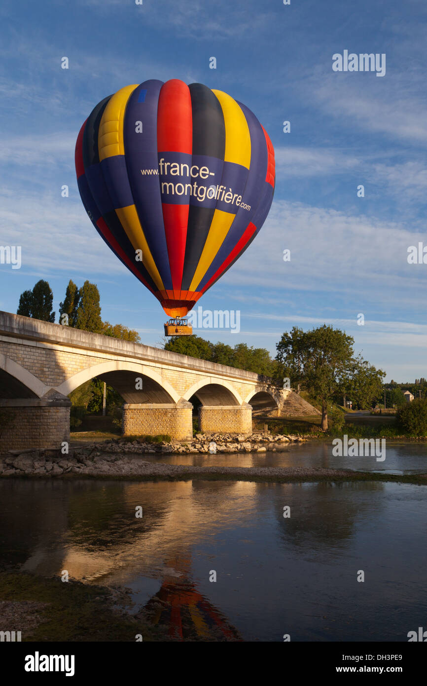 Heißluft-Ballon im Loire-Tal in der Nähe von Schloss Chenonceau, Frankreich 2013. Le Cher Fluss. Stockfoto