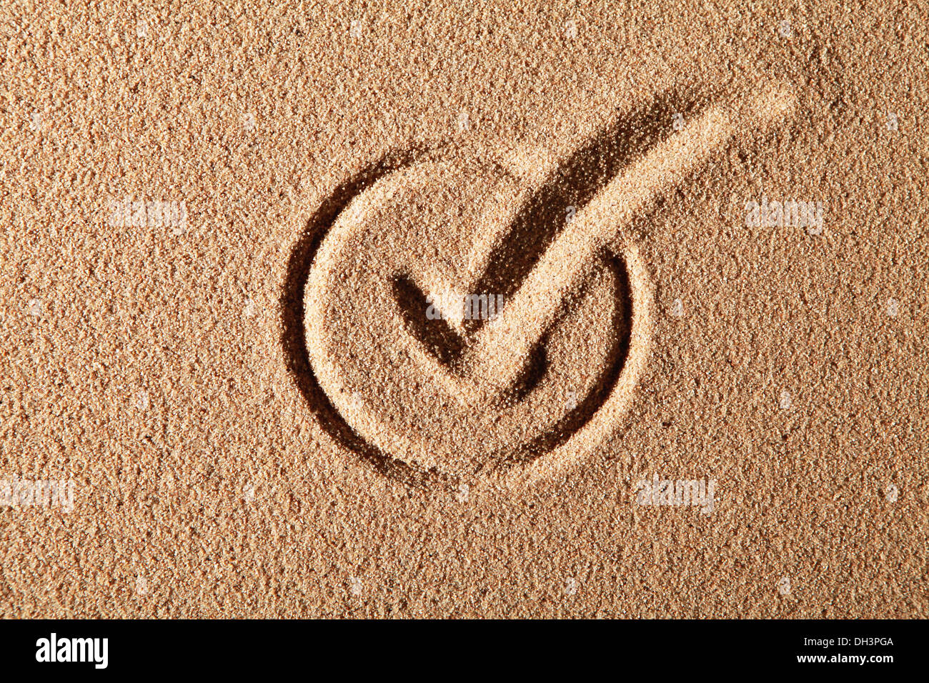 Geprüfte Kreis in den Sand gemalt Stockfoto
