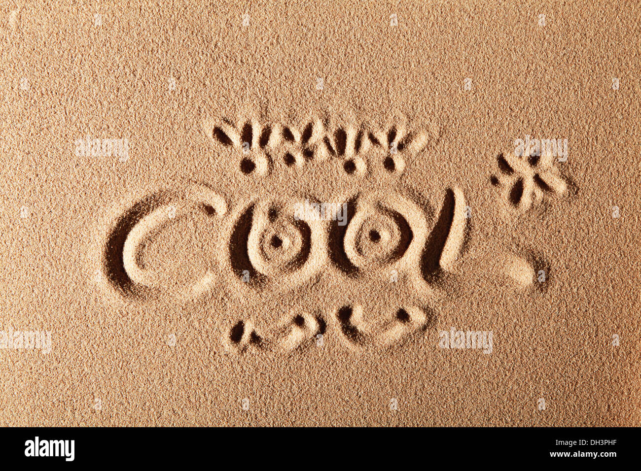 Das Wort COOL, in Sand gezeichnet Stockfoto