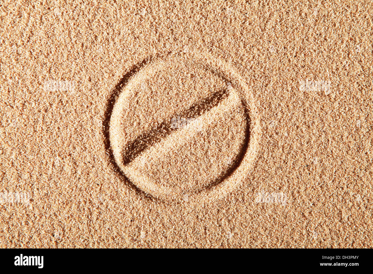 Kreis mit einer diagonalen Linie, in Sand gezeichnet Stockfoto