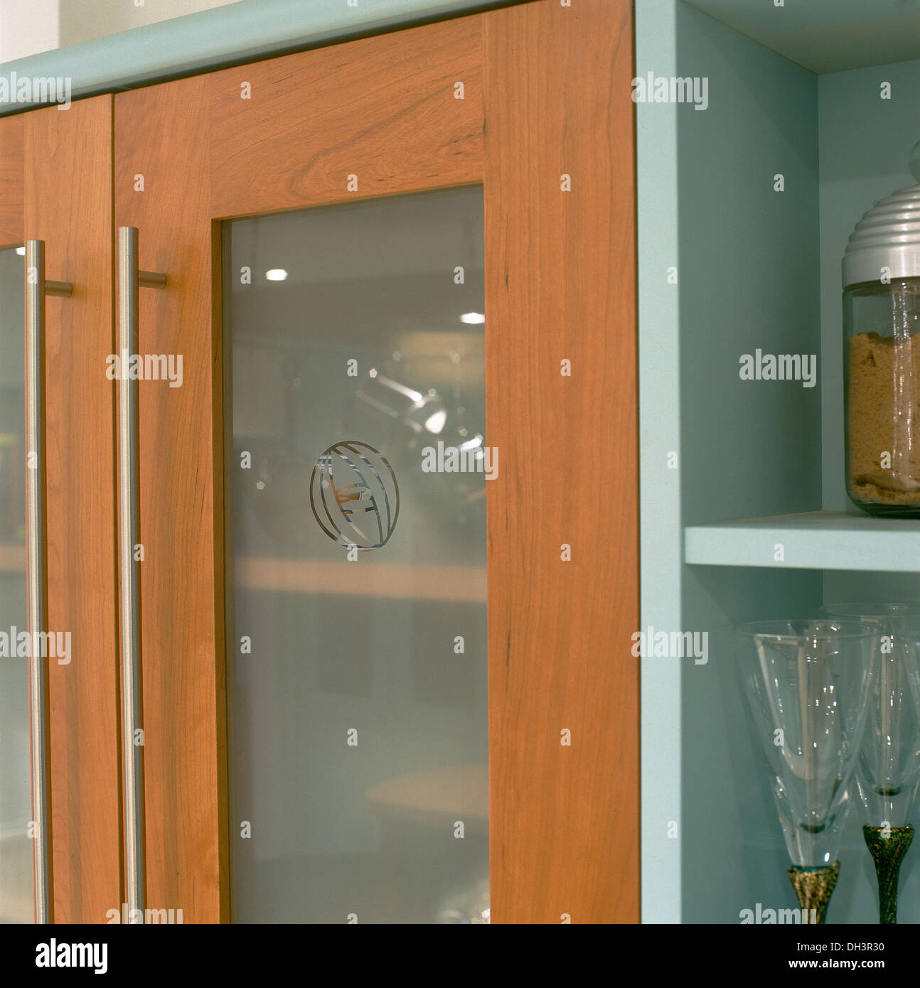 Nahaufnahme der modernen Küche Schranktüren mit gravierten, undurchsichtige Glasscheibe Stockfoto