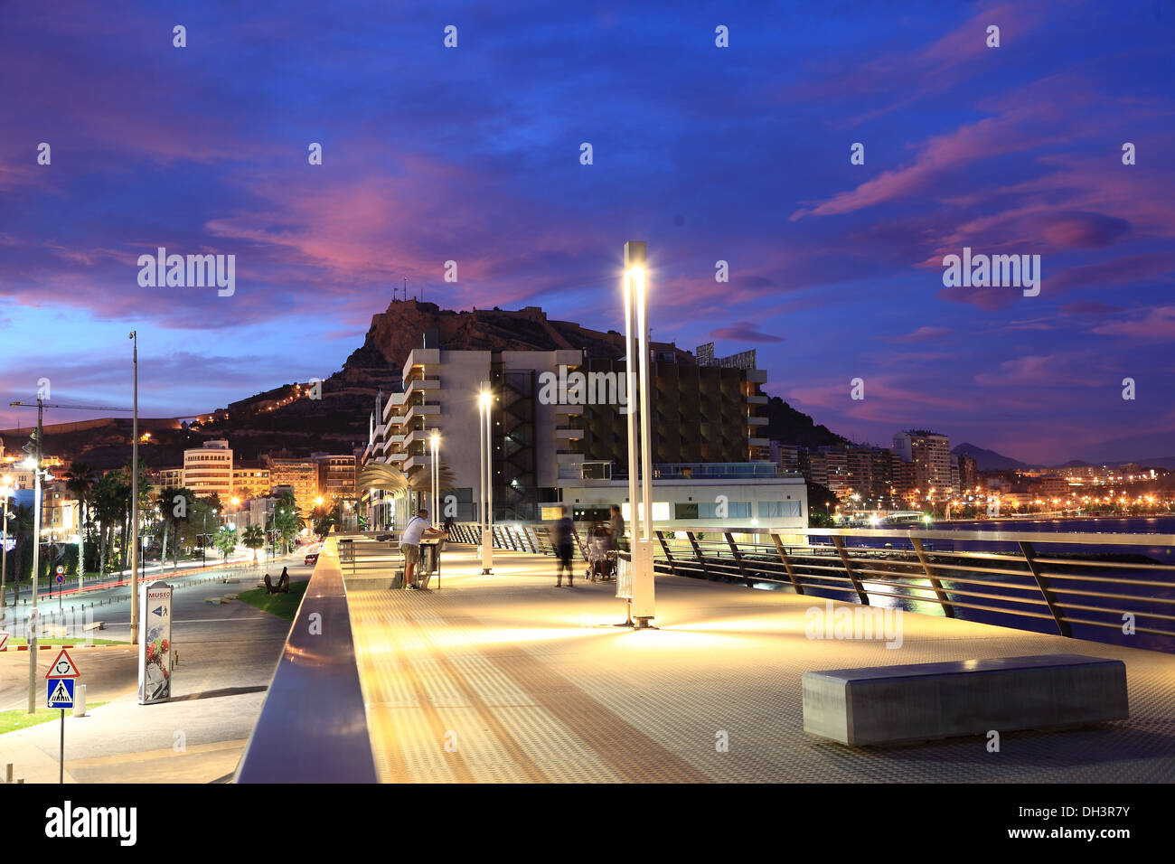 Hafen und Uferpromenade während des Sonnenuntergangs. Alicante, Spanien Stockfoto