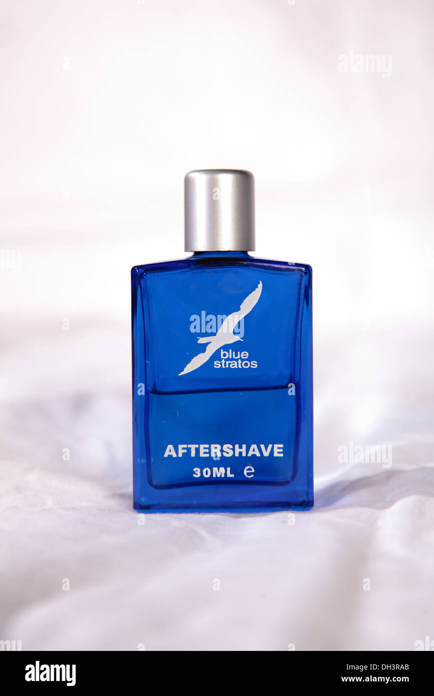 Kleine Flasche Blue Stratos Aftershave auf weißem Hintergrund Stockfoto