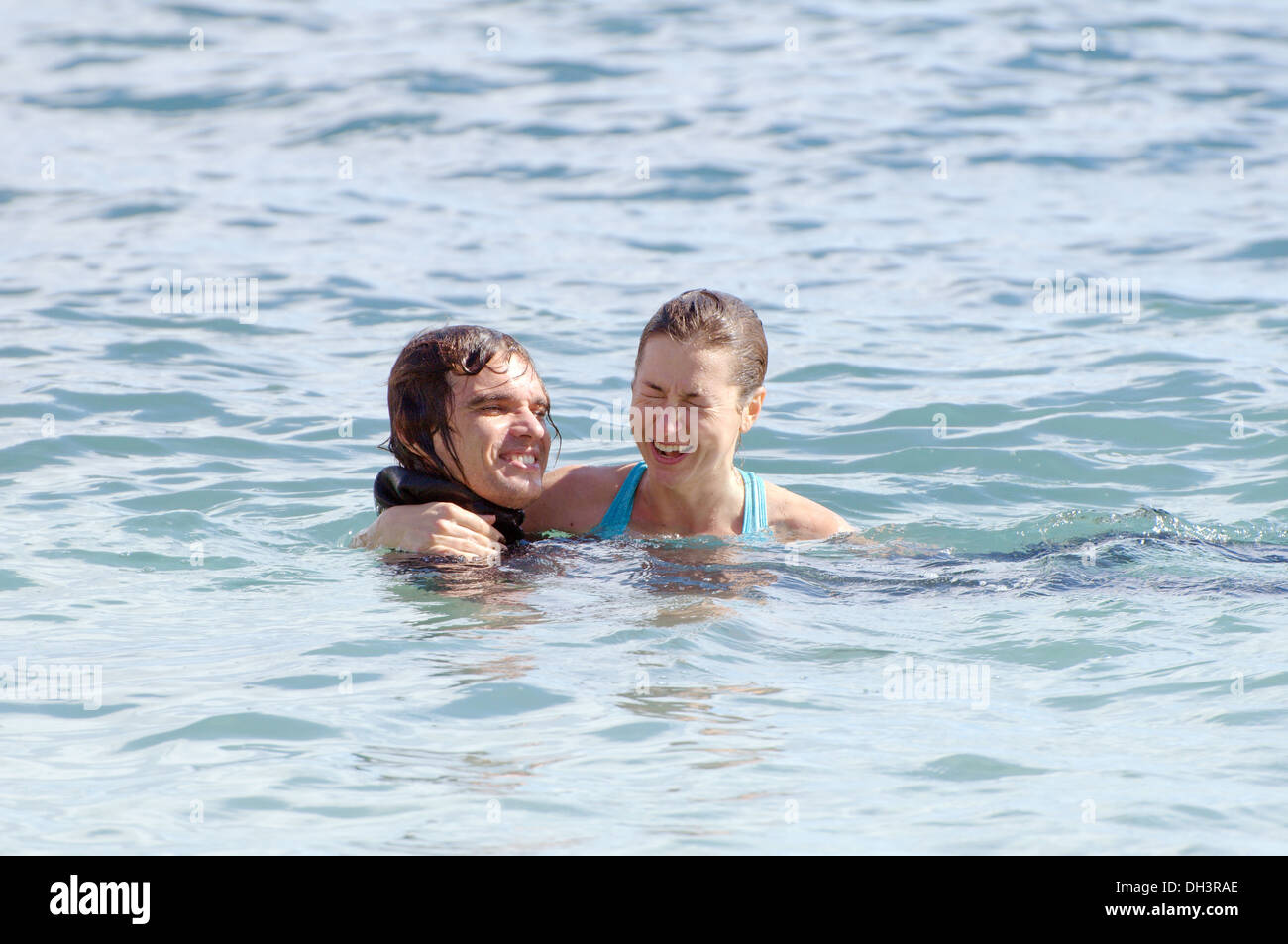 Herr und Frau im Wasser zu spielen. Griechenland, die Insel Symi Stockfoto