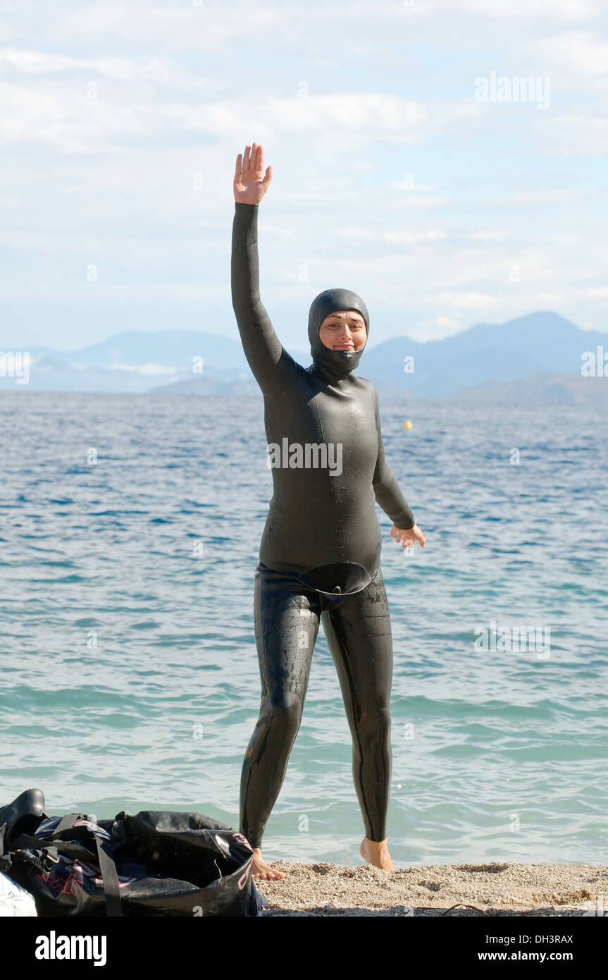 Freediver bereitet sich auf Tauchen, Ägäis, Insel Symi, Griechenland Stockfoto
