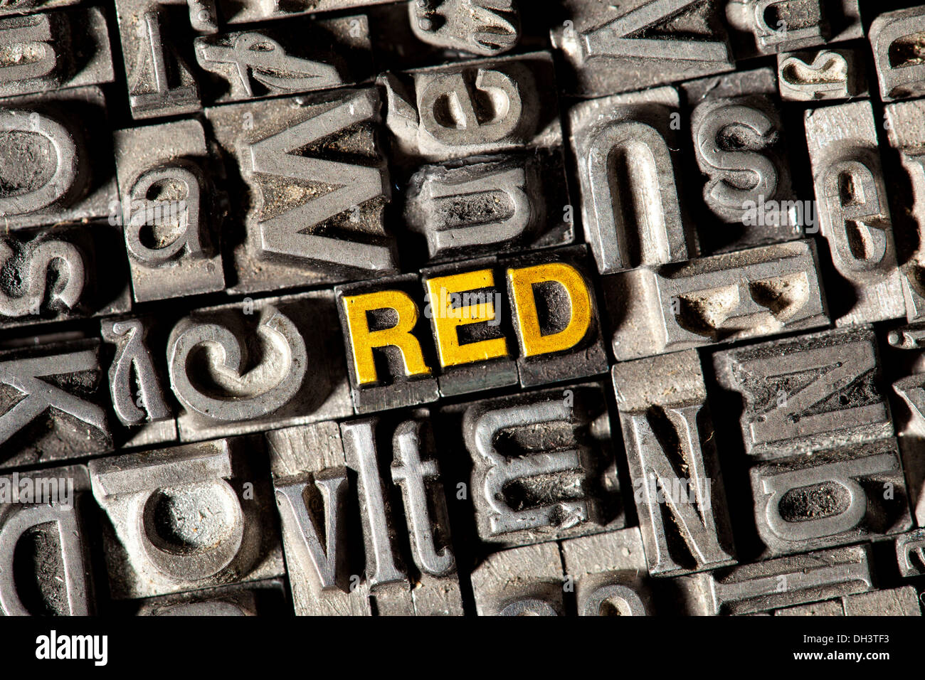 Alten führen Buchstaben bilden das Wort rot Stockfoto