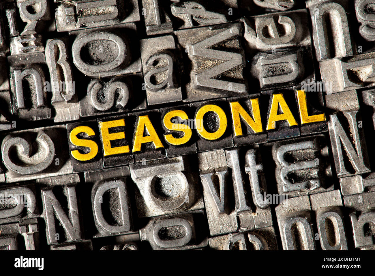 Alten führen Buchstaben bilden das Wort "Saisonal" Stockfoto