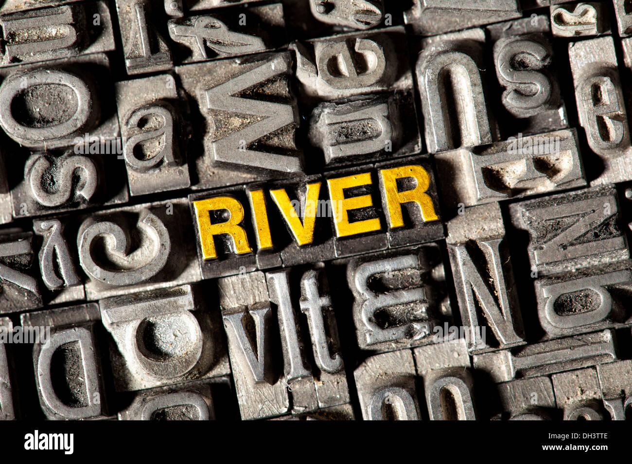 Alten führen Buchstaben bilden das Wort "Fluss" Stockfoto