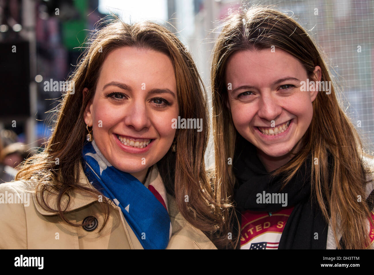 Schwestern Sarah und Emily Huges an der USOC 100 Tage Countdown für die Olympischen Winterspiele von Sotschi 2014 Stockfoto