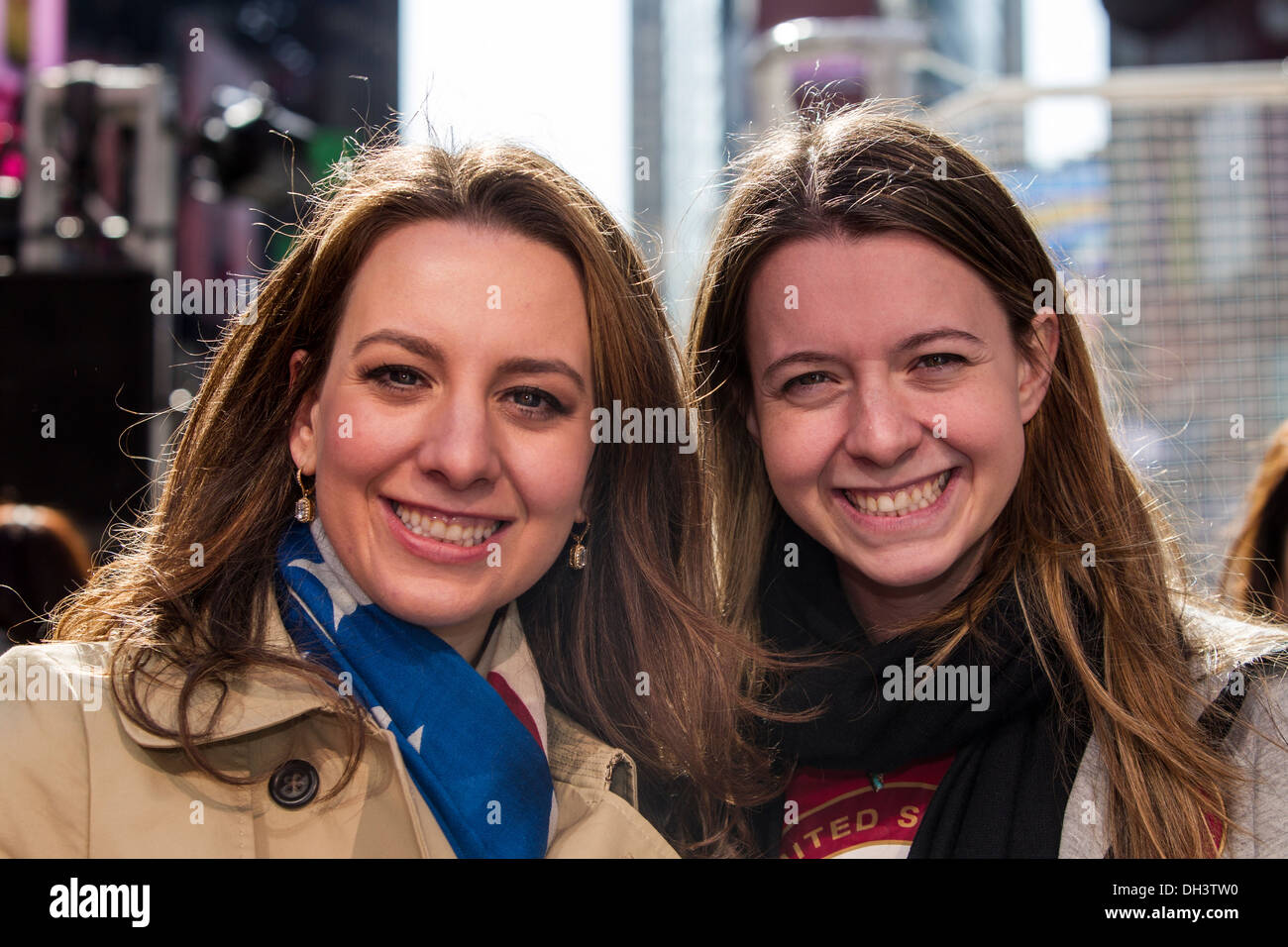 Schwestern Sarah und Emily Hughes an der USOC 100 Tage Countdown für die Olympischen Winterspiele von Sotschi 2014 Stockfoto
