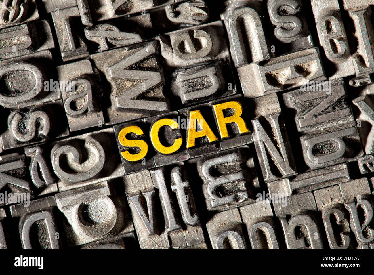 Alten Blei-Buchstaben bilden das Wort "SCAR" Stockfoto