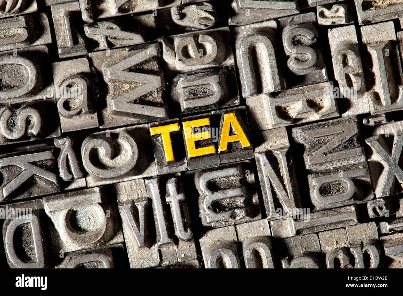 Alten führen Buchstaben bilden das Wort "Tee" Stockfoto