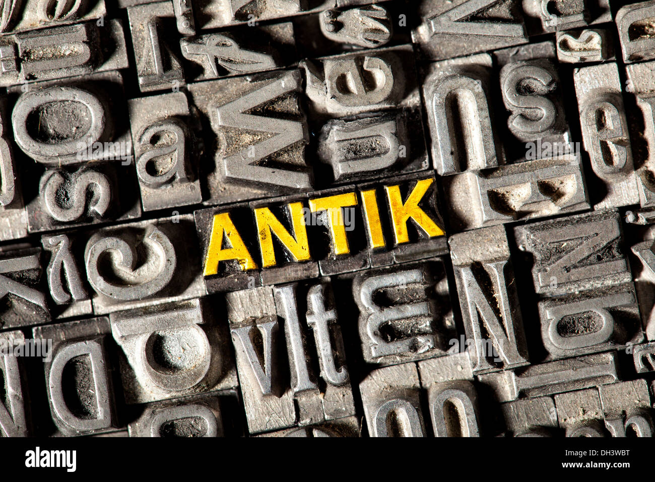 Alten führen Buchstaben bilden das Wort "Antik", Deutsch für "Antik" Stockfoto
