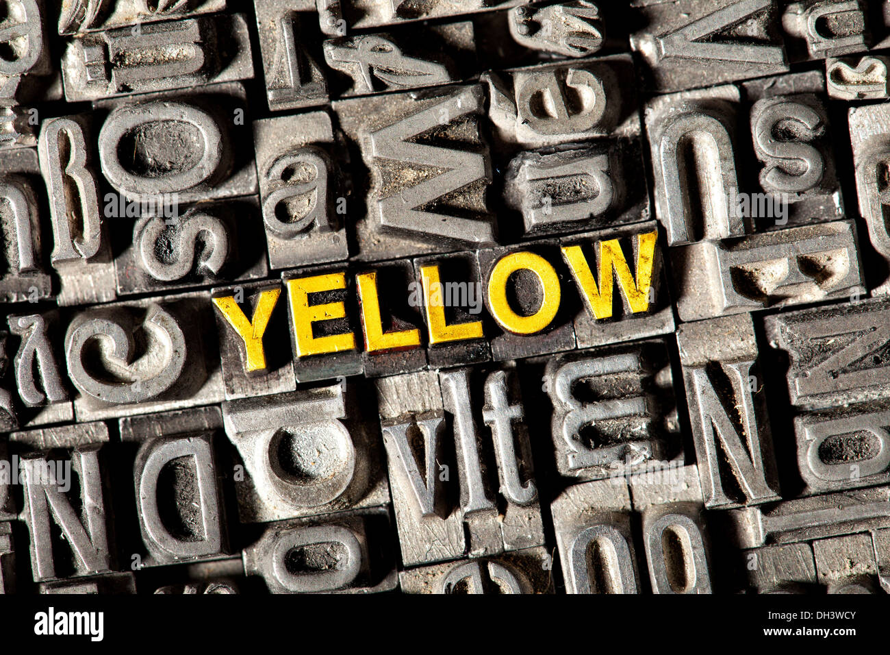 Alten führen Buchstaben bilden das Wort "gelb" Stockfoto