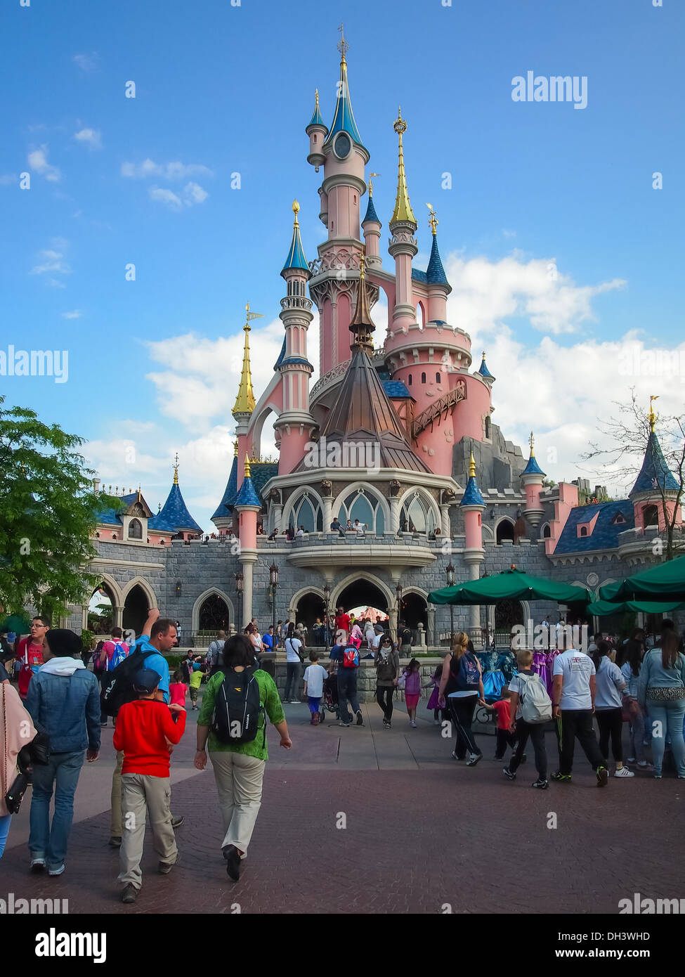 Touristen gehen in Richtung Sleeping Beauty Castle in Disneyland Paris, Frankreich Stockfoto