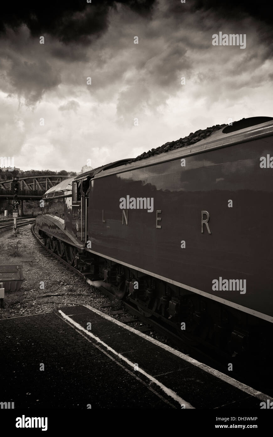 L.N.E.R (London und North Eastern Railway) livrierter Klasse A4 Lok (Rohrdommel) In getönten nostalgische monotone Stockfoto
