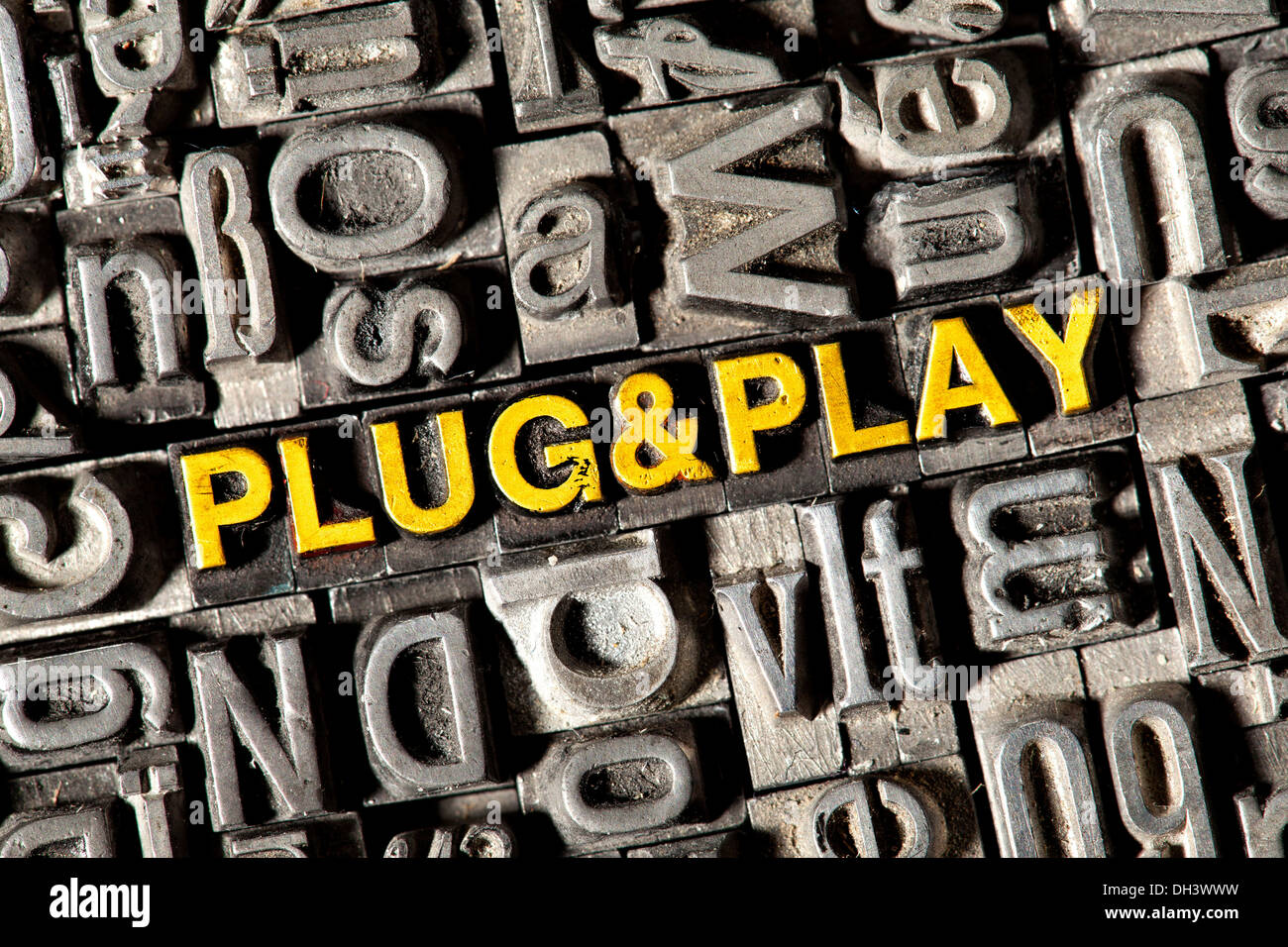 Alten führen Buchstaben bilden die Worte "Plug And Play" Stockfoto