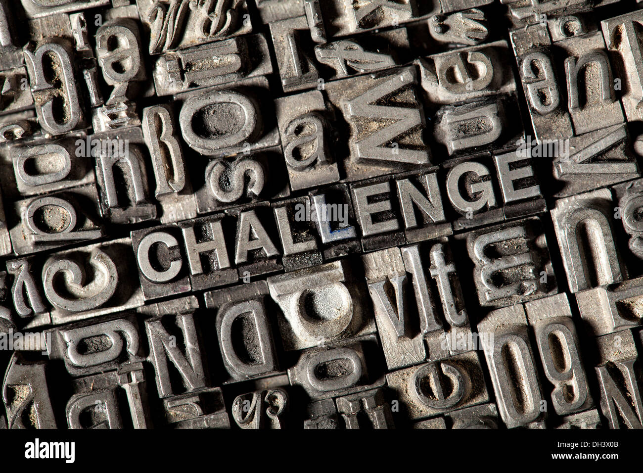 Alten Blei-Buchstaben bilden das Wort "CHALLENGE" Stockfoto