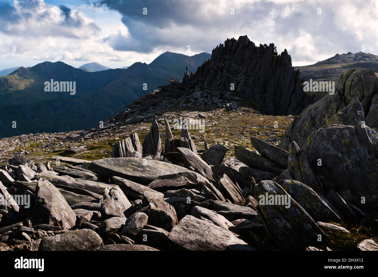 Rock Felsen auf dem Grat Glyder Fach/Fawr im Snowdodia National Park in Nord-Wales. Stockfoto