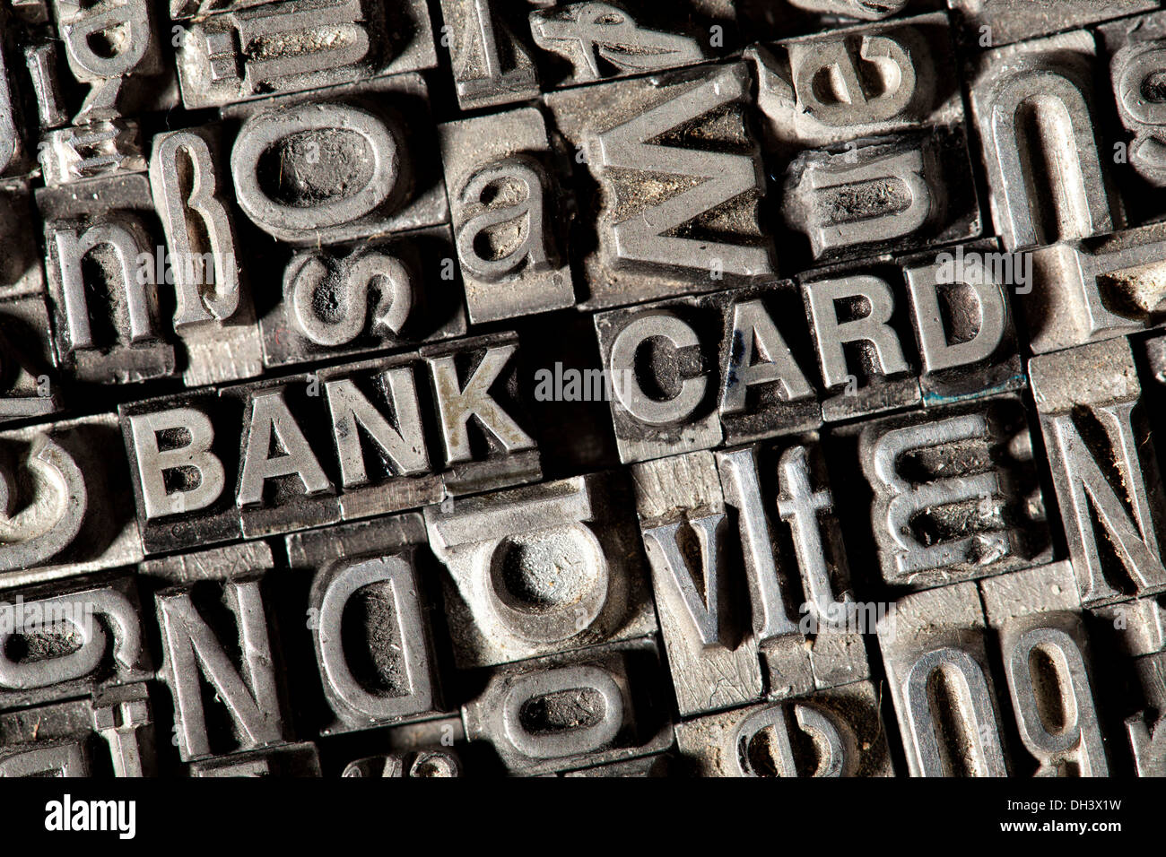 Alten führen Buchstaben bilden die Worte "BANK CARD" Stockfoto
