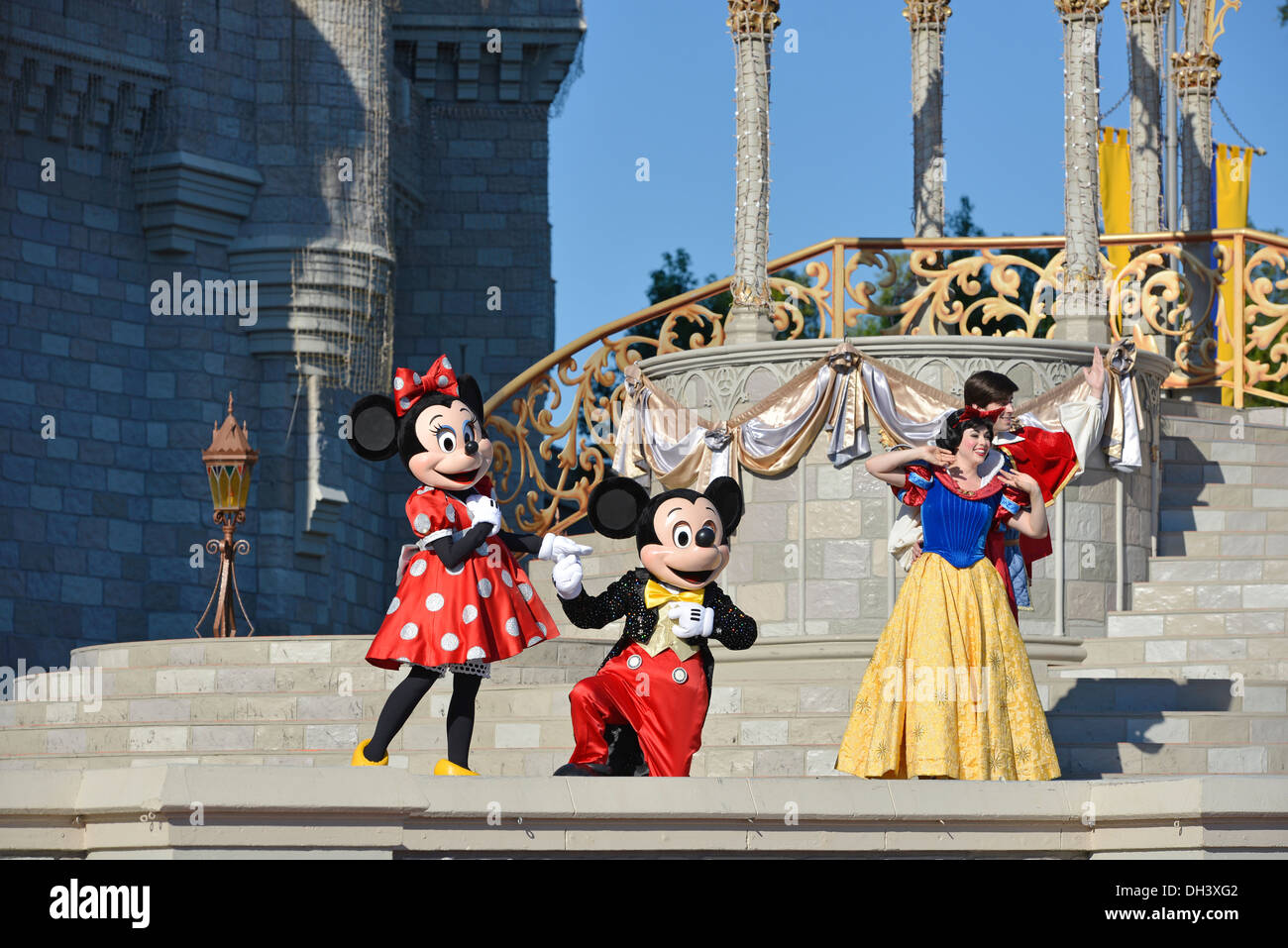 Micky Maus Minnie Schneewittchen und Prinz, Traum entlang zeigen, vor Florida, Disney World, Magic Kingdom, Cinderella Castle Stockfoto